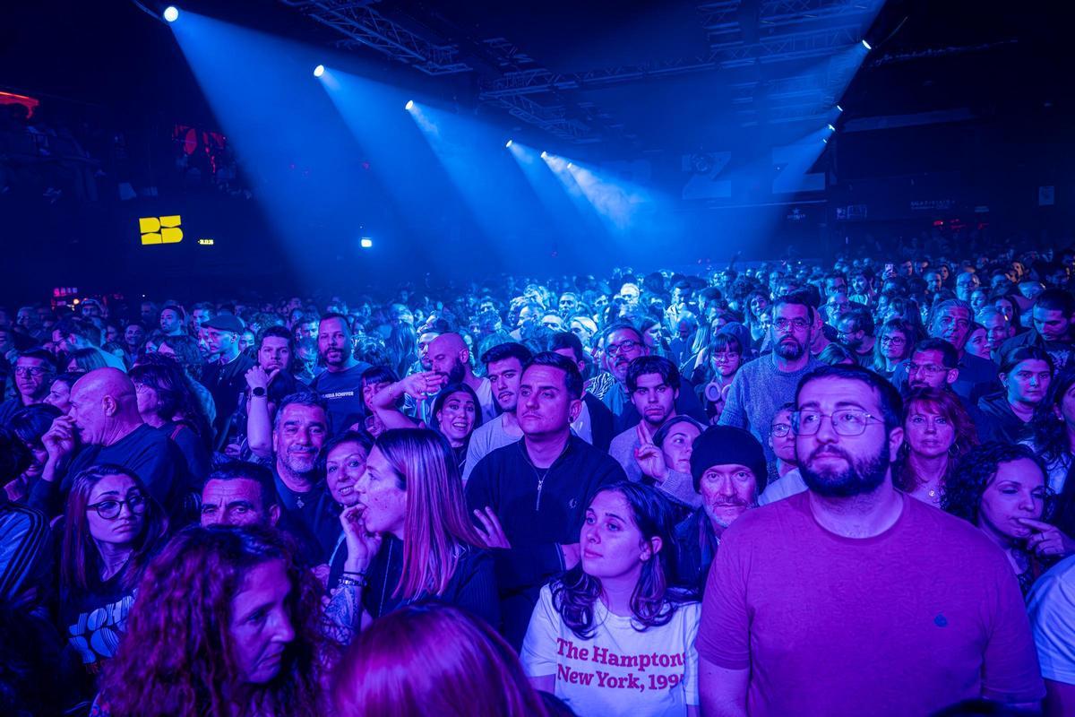 Love of Lesbian cierra filas con su ‘hermandad’ en un inflamado estreno en Razzmatazz