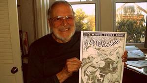 John Romita, con el boceto de una portada de ’Spiderman’.