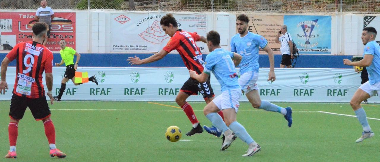 Lance del encuentro de semifinales de la Copa RFAF entre el Salerm y el Ciudad de Lucena.