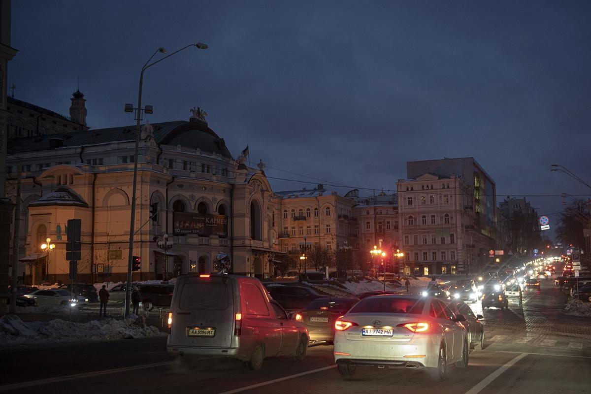 Sumida en la oscuridad, Kiev desafía la última andanada de Putin