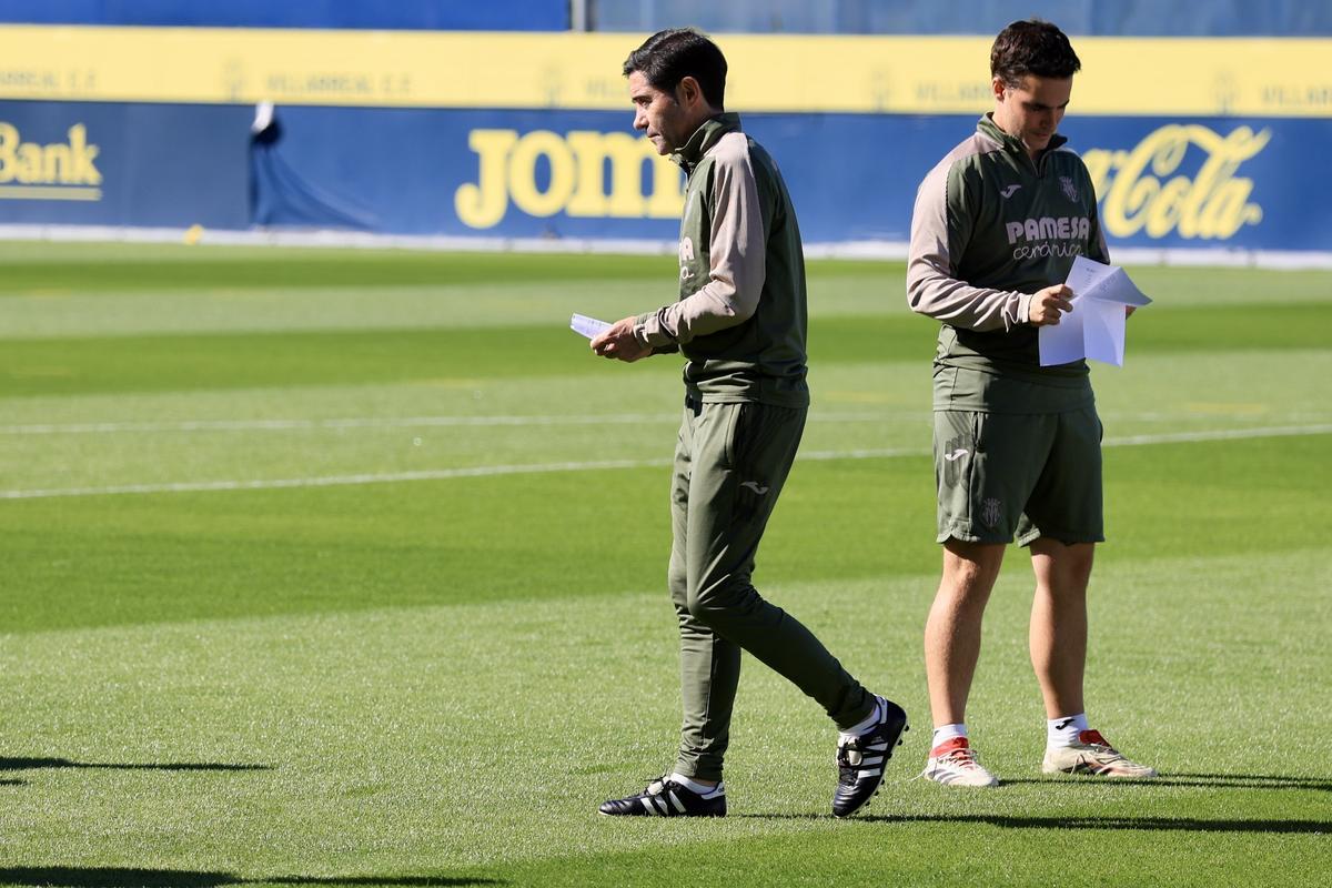 Marcelino García consulta un documento en un entrenamiento del Villarreal.