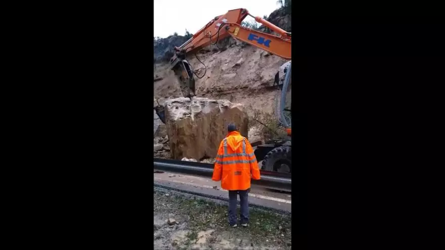 Un pedra de grans dimensions talla la C-26, a Olius