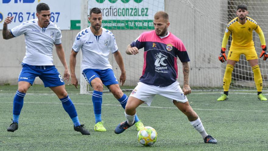 David García y Juan Andrés presionan a Agoney, del Tenisca, en el Juan Guedes.