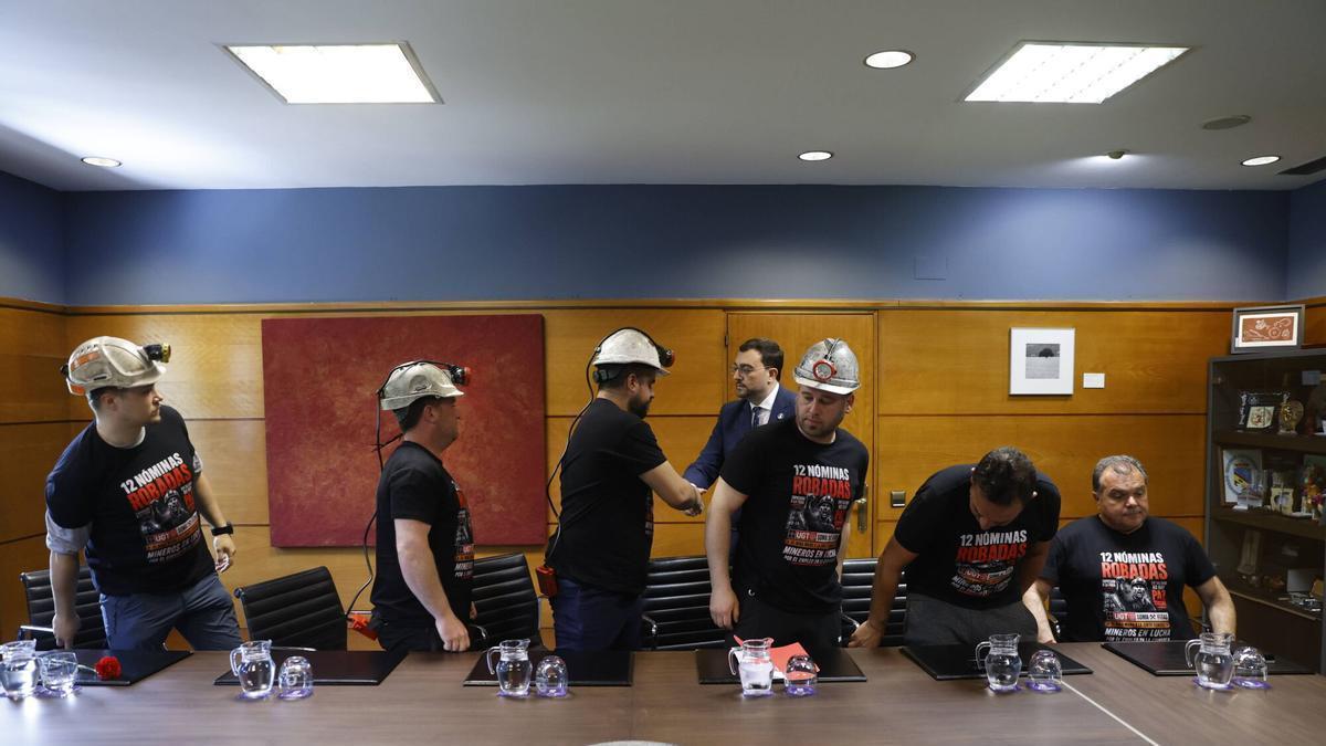 Barbón saluda a los mineros a su llegada a la reunión.
