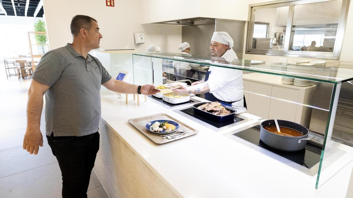 Uno de los mostradores del comedor corporativo de Inditex en su centro lgístico del polígono Plaza de Zaragoza.