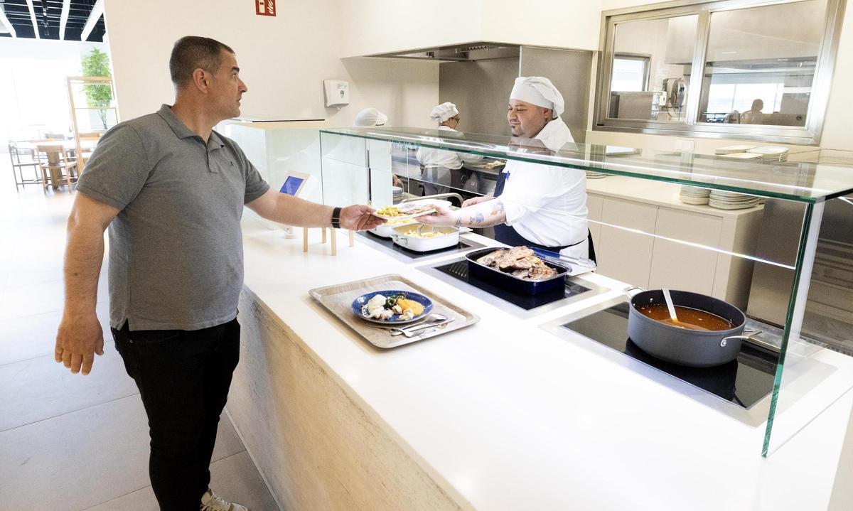 Uno de los mostradores del comedor corporativo de Inditex en su centro lgístico del polígono Plaza de Zaragoza.