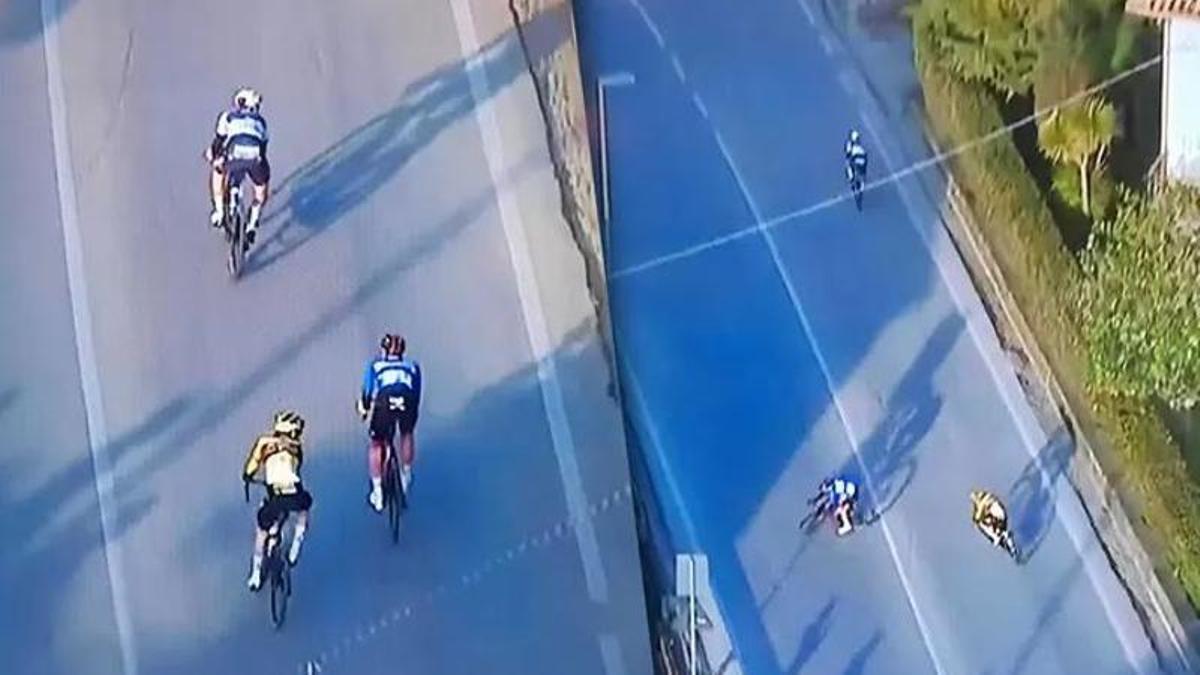 Momento en el que los tres ciclistas se dan cuenta del error