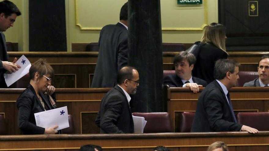 Els diputats abandonant el seu escó.