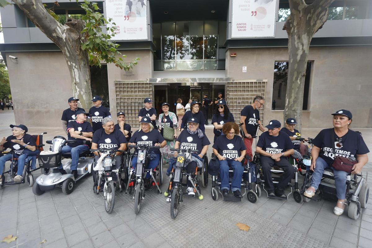 Grupo de afectados por la polio el jueves en València en el Día Mundial de la Polio