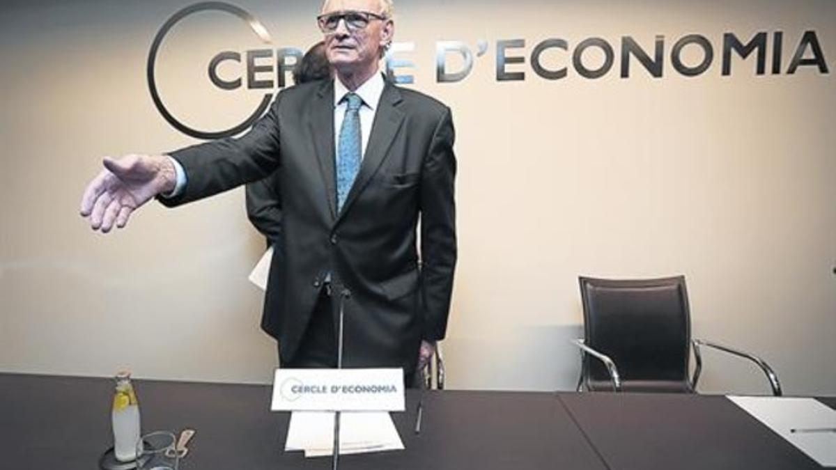 Antón Costas, antes de comenzar la rueda de prensa en la sede del Cercle d'Economía, ayer.