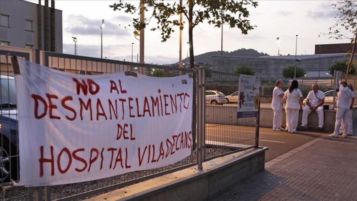 Pancartas de protesta ante el hospital de Viladecans, en el 2011.