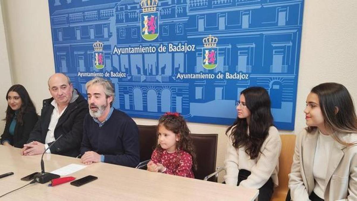 Paco González, pregonero de la Exaltación del Carnaval, junto con el concejal de Festejos y las niñas del pregón infantil.