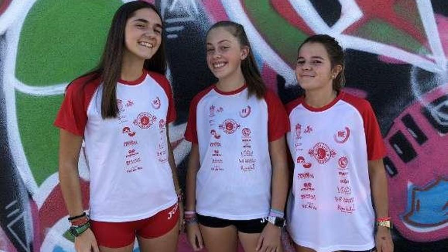 Noa Prieto, Antía Prieto y Bea Mejuto, del Club Atletismo A Estrada.