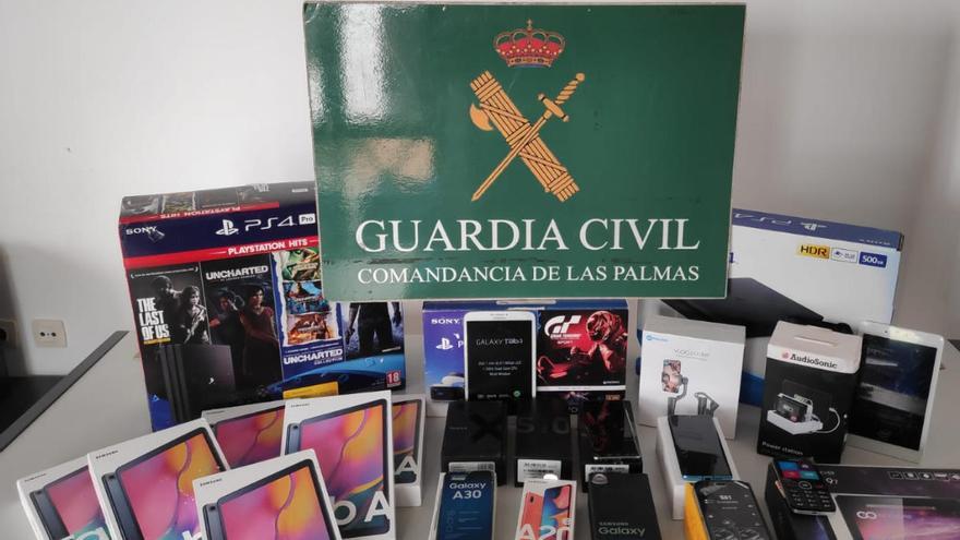 La Guardia Civil evita el robo en una ferretería de Tías.