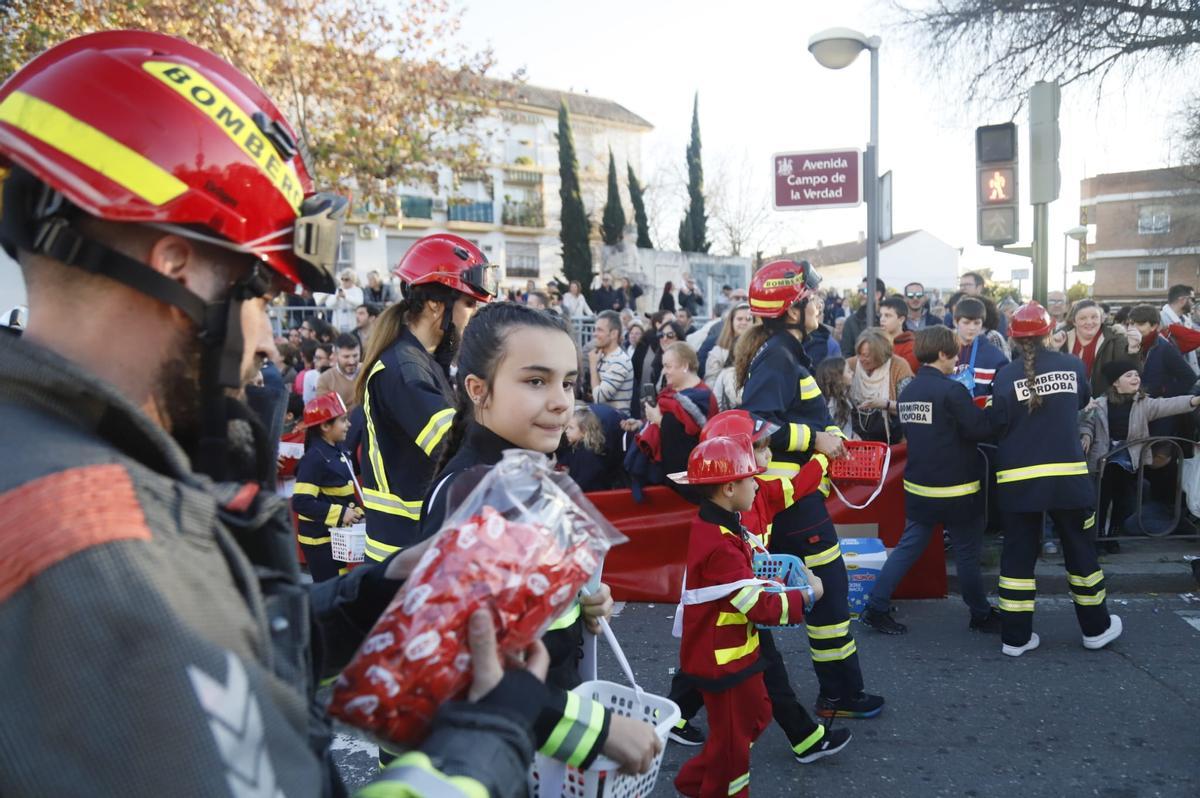 Los bomberos reparten regalos en la Cabalgata de Reyes de Córdoba.