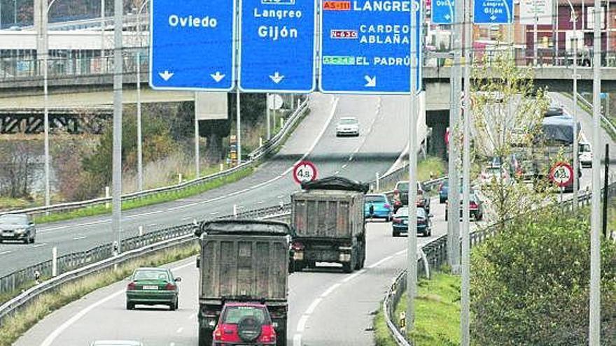 Tráfico por la travesía urbana de Mieres.