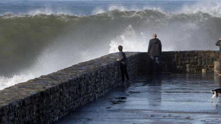 Olas de entre cuatro y cinco metros en el litoral cantábrico