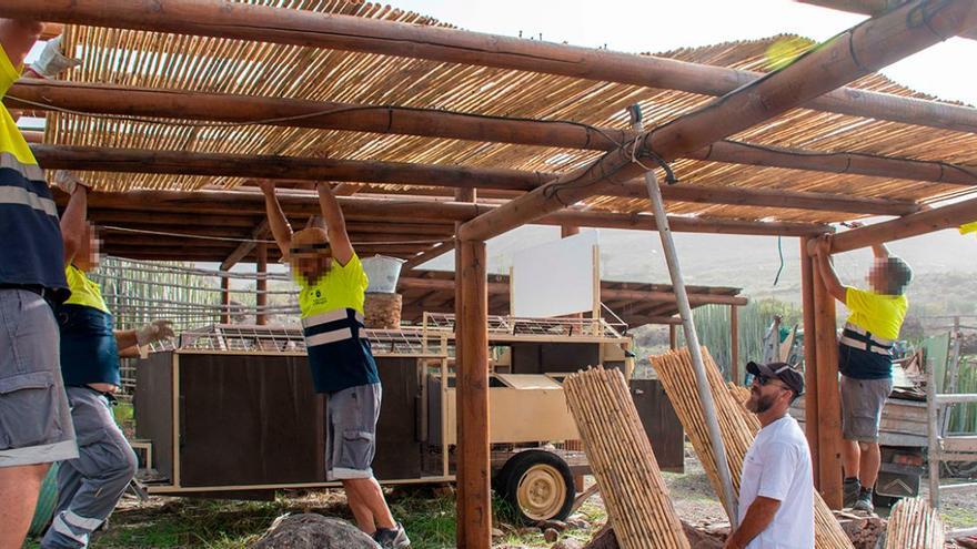 El Ayuntamiento acondiciona los techos de cañizo de La Cardonera de Veneguera