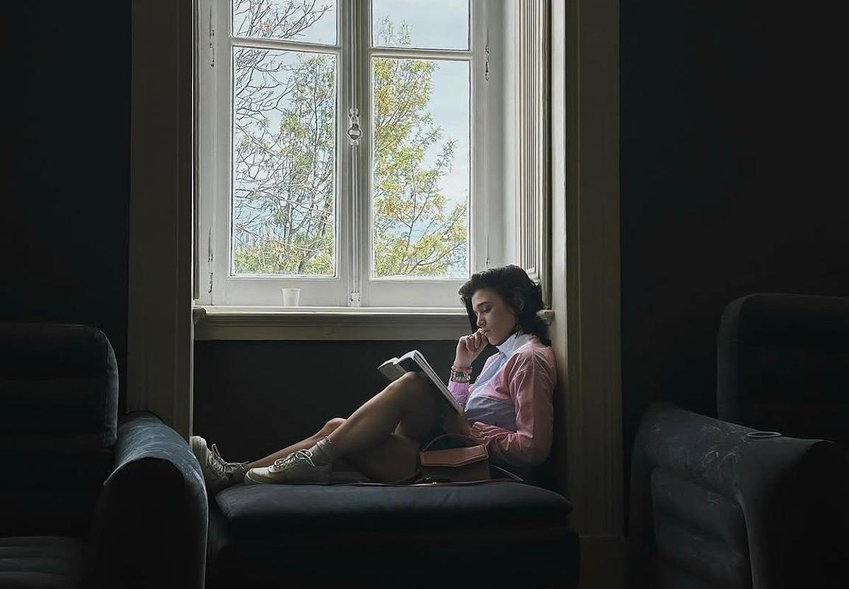 Carla Campra, fotografiada por el actor Álvaro de Juana mientras lee