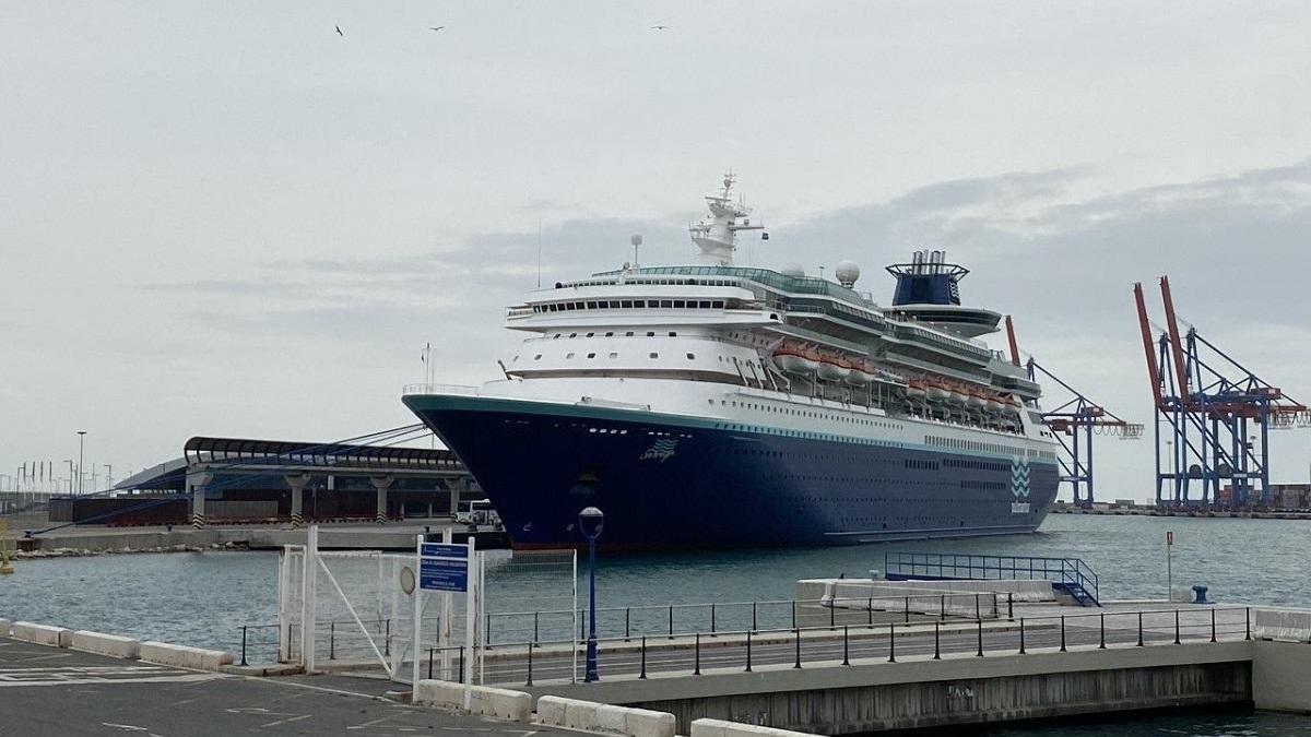 El buque Sovereign de Pullmantur, con tripulación a bordo, ha permanecido atracado en el puerto de Málaga durante casi dos meses de pandemia por el COVID-19.