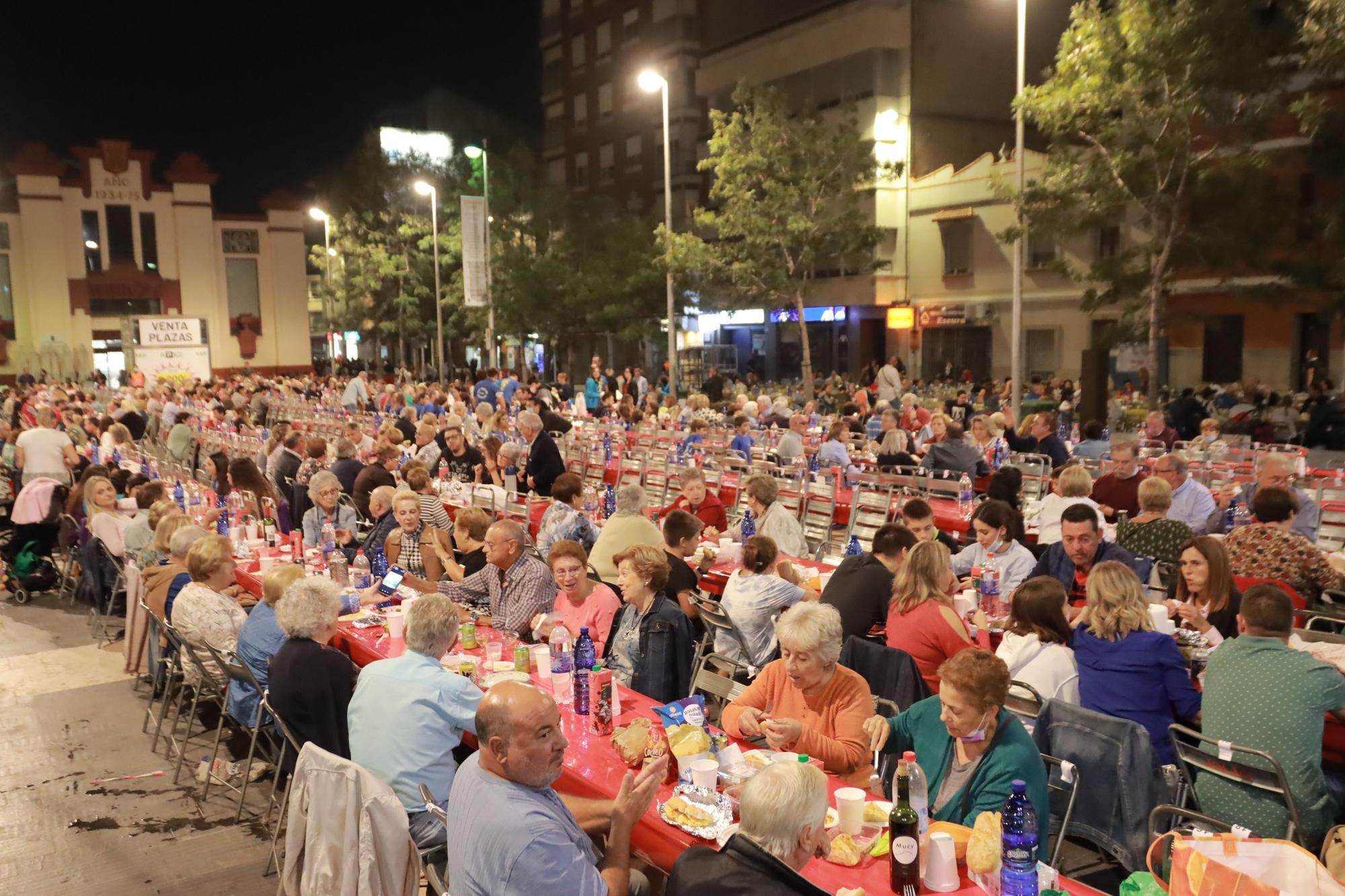 Búscate entre los comensales de la cena de 'pa i porta' en Almassora