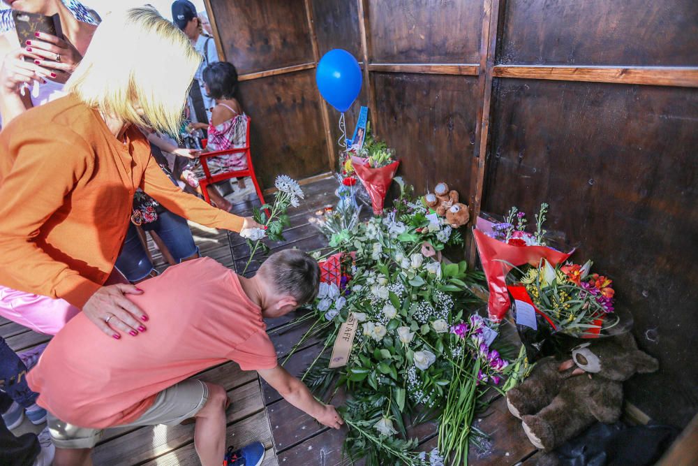 Vecinos de Orihuela Costa rinden homenaje al niño fallecido tras chocar con otro mientras jugaba