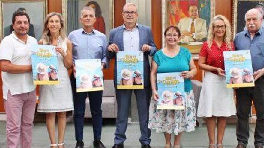 Los concejales de turismo junto al director general con el cartel del Día del Turista.