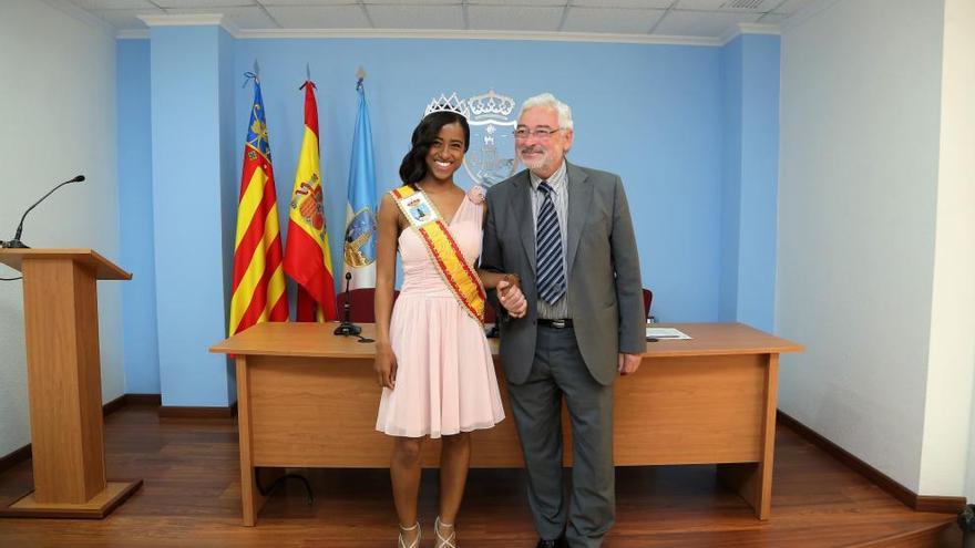 Coumba Diouf Jordan, junto al alcalde de Torrevieja, José Manuel Dolón