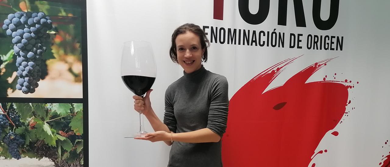 Inés Salpico posa con una gran copa de vino en la sede de la DO Toro