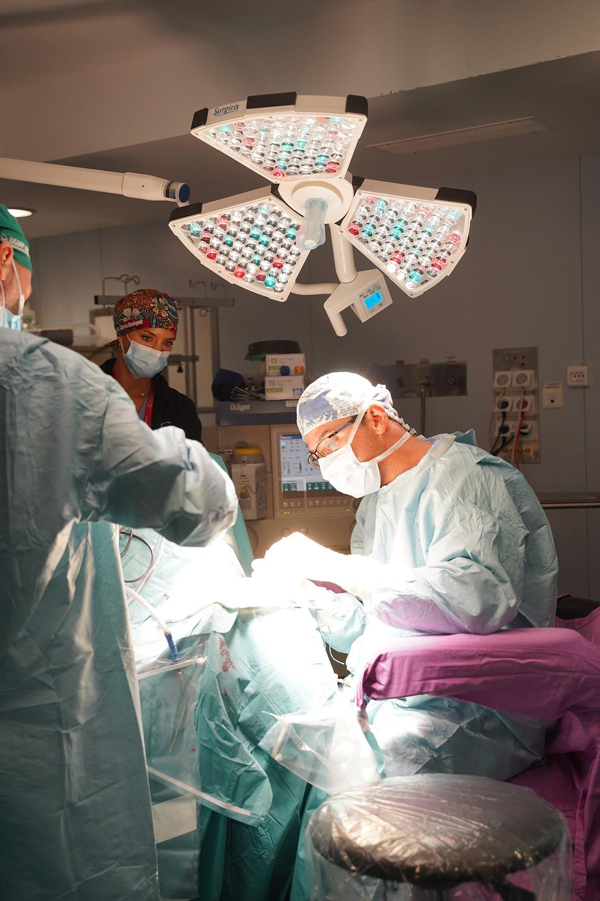 La Unidad de Neurocirugía del Grupo Policlínica cuenta con quirófanos híbridos, neuronavegación, microscopía avanzada e imagen intraoperatoria.