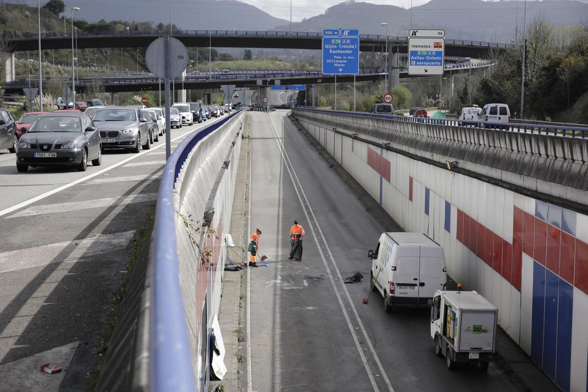 Aspecto del falso túnel de El Llano, tras un accidente.
