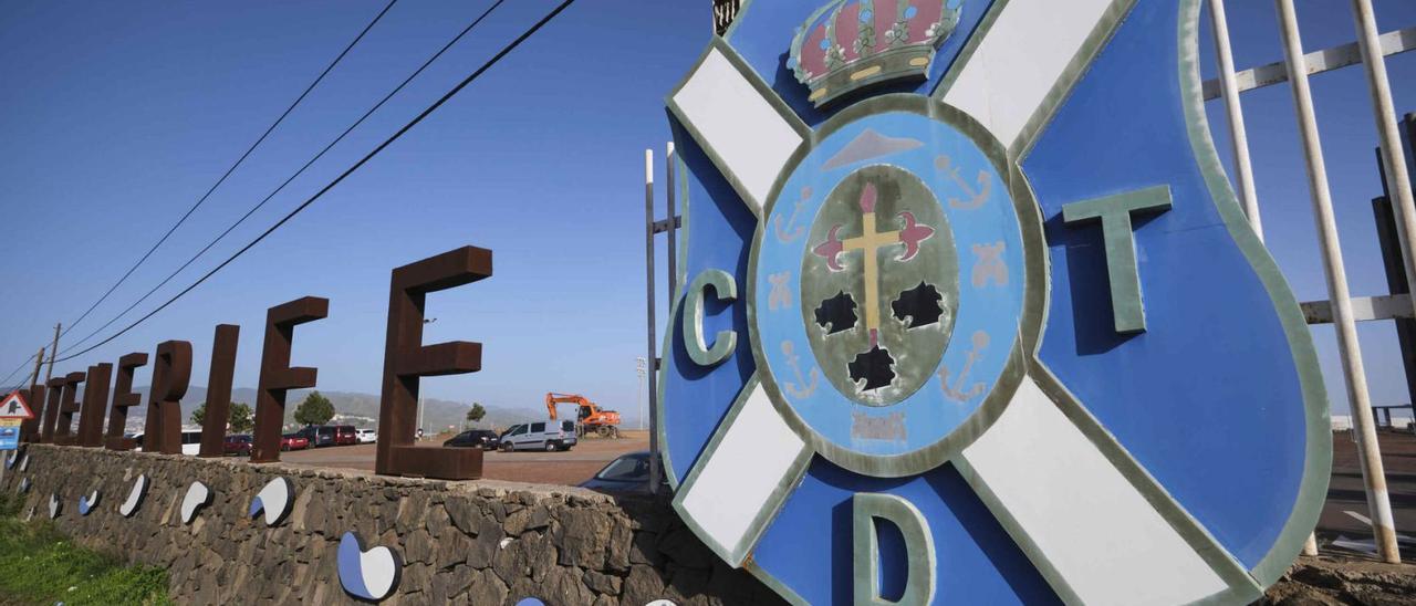 Escudo del CD Tenerife en la Ciudad Deportiva de Geneto, en La Laguna, donde se encuentran los terrenos que centran la investigación judicial.