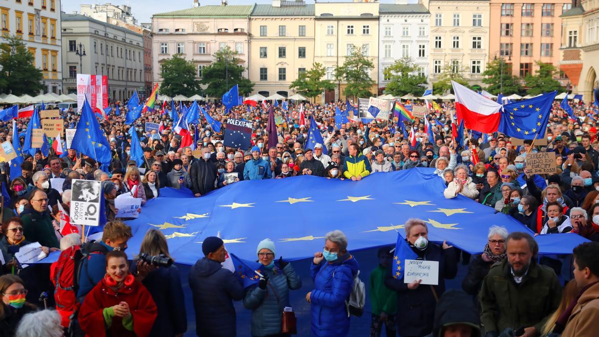 Los participantes ondean banderas de la UE mientras participan en una manifestación pro-UE tras un fallo del Tribunal Constitucional contra la primacía de la ley de la UE en Polonia.