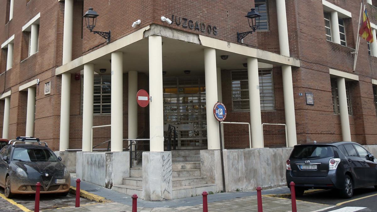 Un juzgado de Alzira lo dejó en libertad y con orden de alejamiento como única medida.