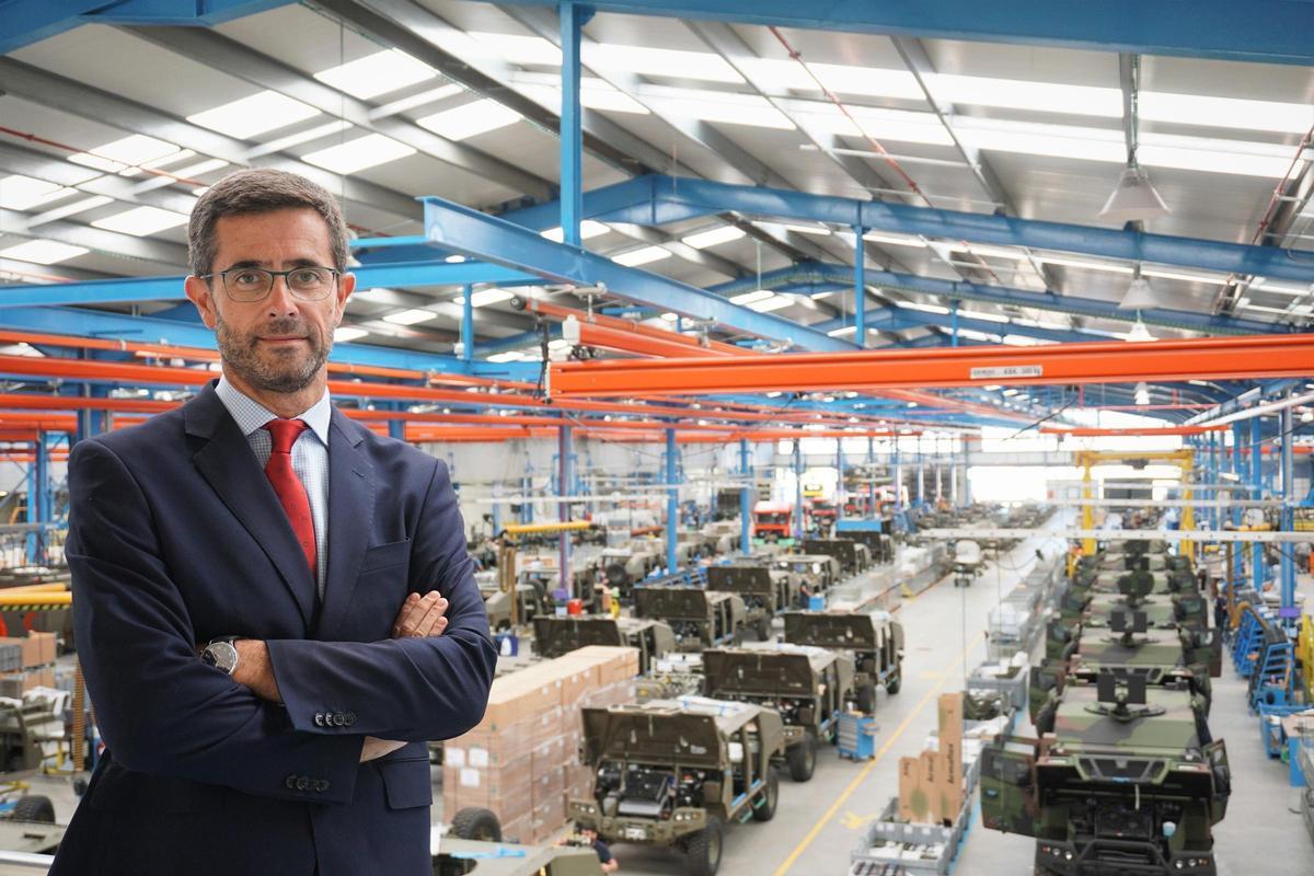 El CEO de Urovesa, Justo Sierra , en la factoría de Valga con los blindados de fondo