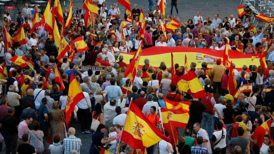 Zamoranos se concentran en la Plaza Mayor con banderas de España, convocados por Unidad Nacional .
