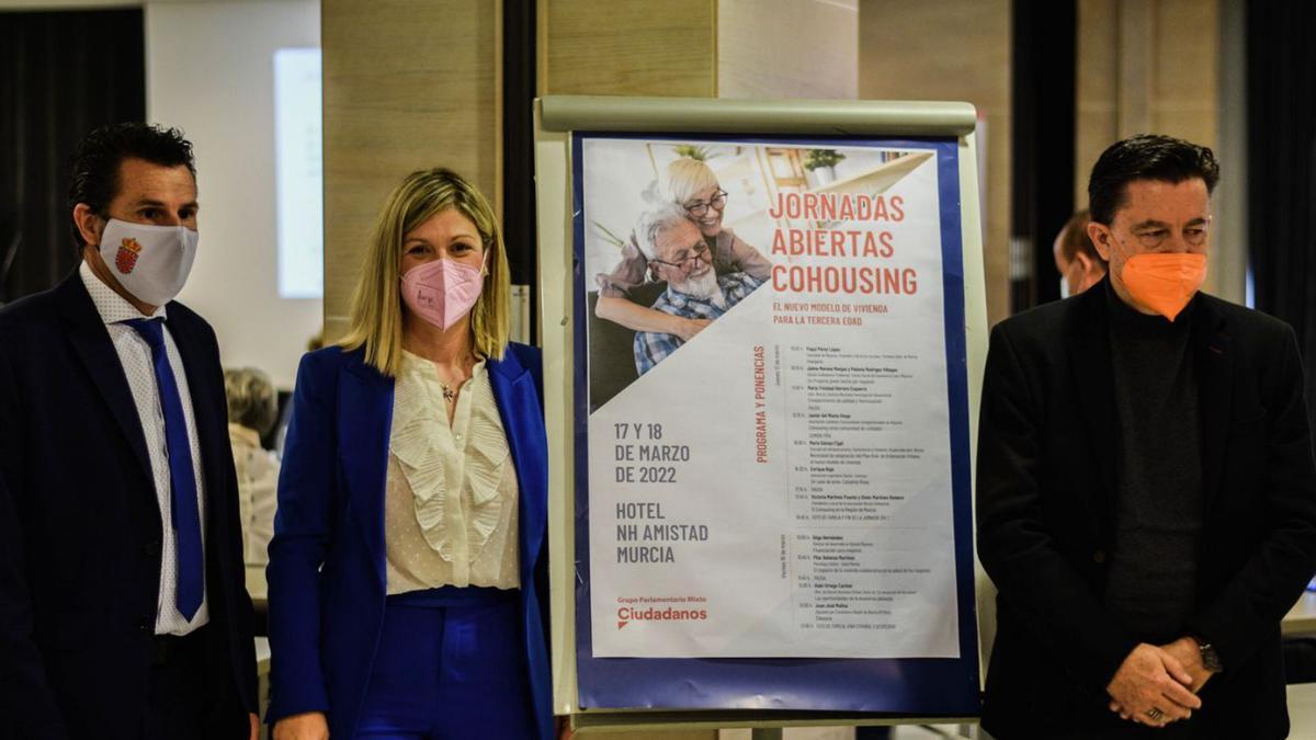 Mario Gómez, Paqui Pérez y Juan José Molina, en las jornadas de Cowhousing