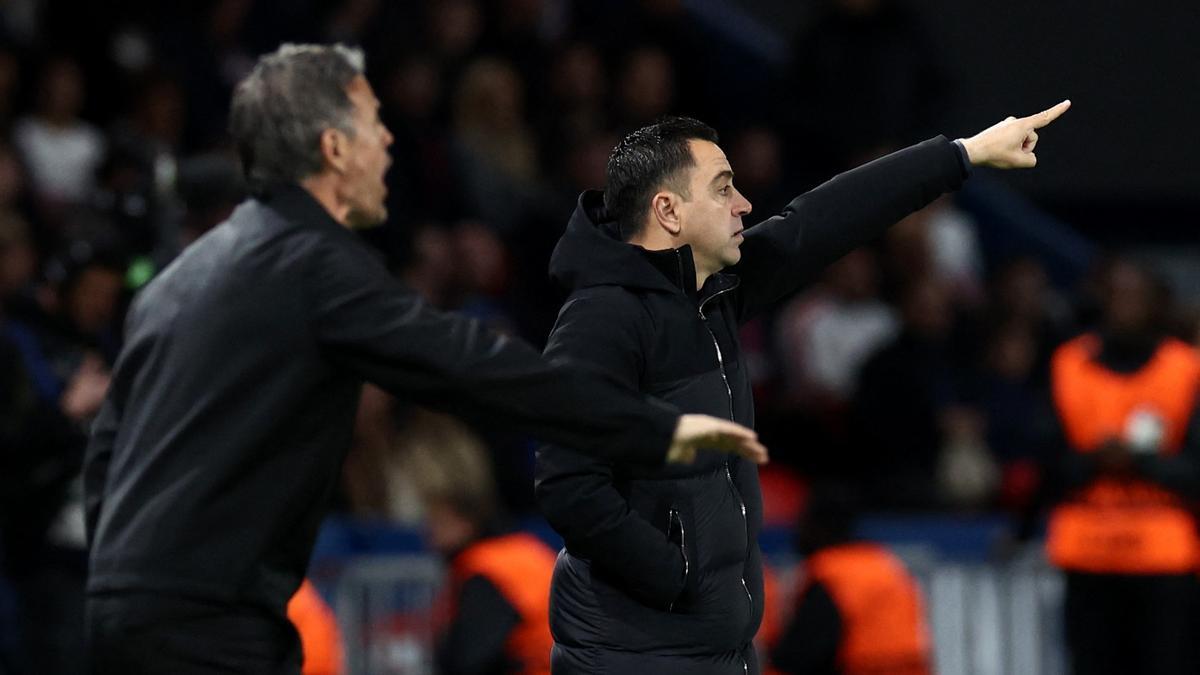 Luis Enrique y Xavi, en el Parque de los Príncipes durante el PSG-Barça.