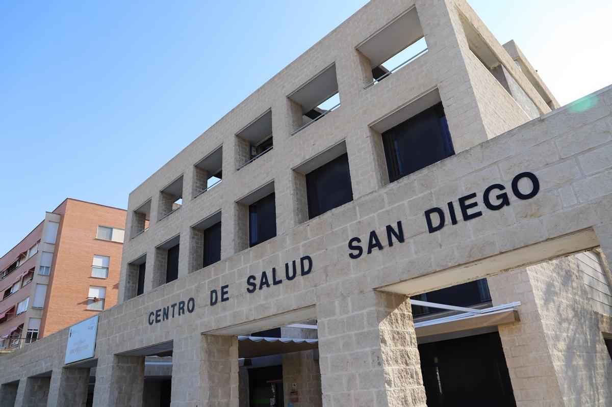 Fachada principal del centro de Salud de San Diego.