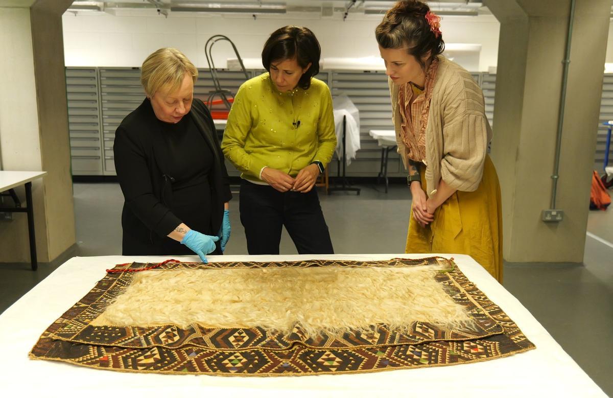 La gerente de la Cidade da Cultura, Ana Isabel Vázquez (en el centro), durante su visita esta semana al British Museum de Londres