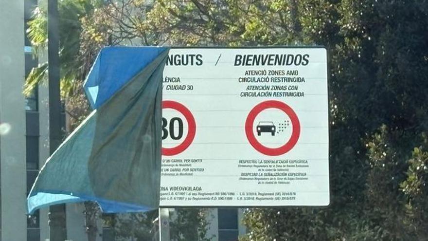 El vent destapa un cartell de la ZBE a València