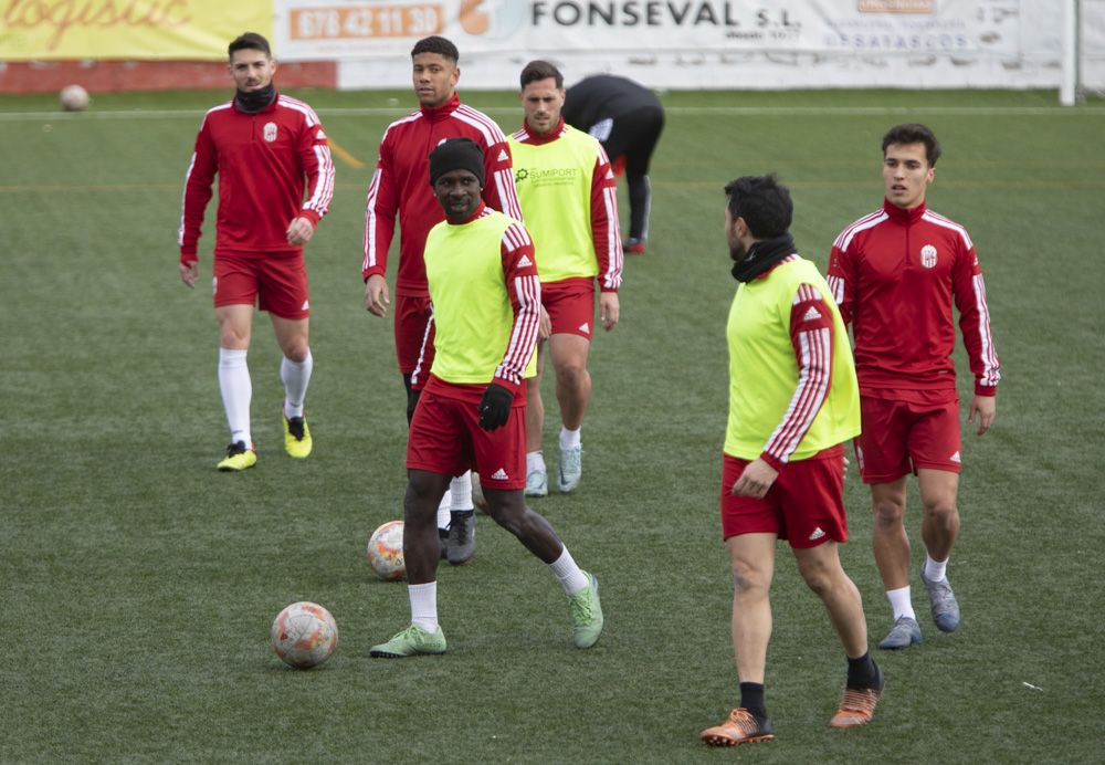 El CD Acero del Port de Sagunt entrena en el estadio Fornás antes del encuentro frente al Torrent