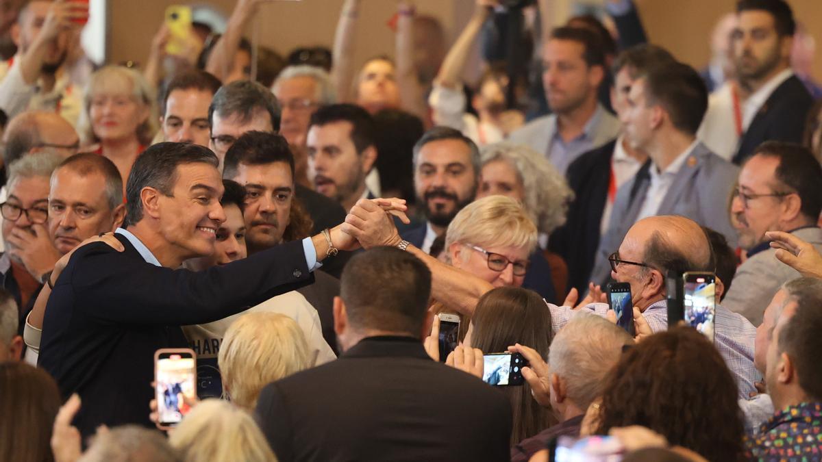 Archivo - El presidente del Gobierno y secretario general del Partido Socialista (PSOE), Pedro Sánchez, saluda a miembros de su partido en el Consejo Político Federal de su formación, en el World Trade Center,  a 17 de septiembre de 2022, en Zaragoza.