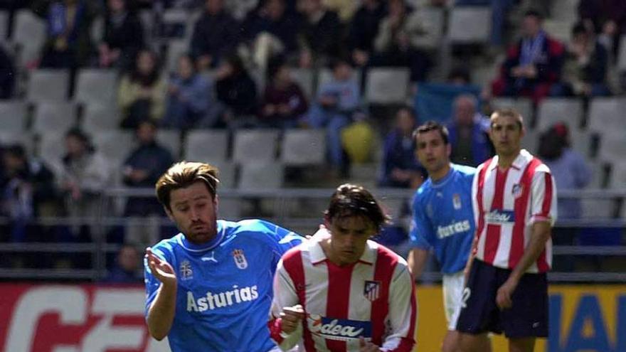 Tomic presiona a Armando en el último partido entre el Oviedo y el Atlético de Madrid.