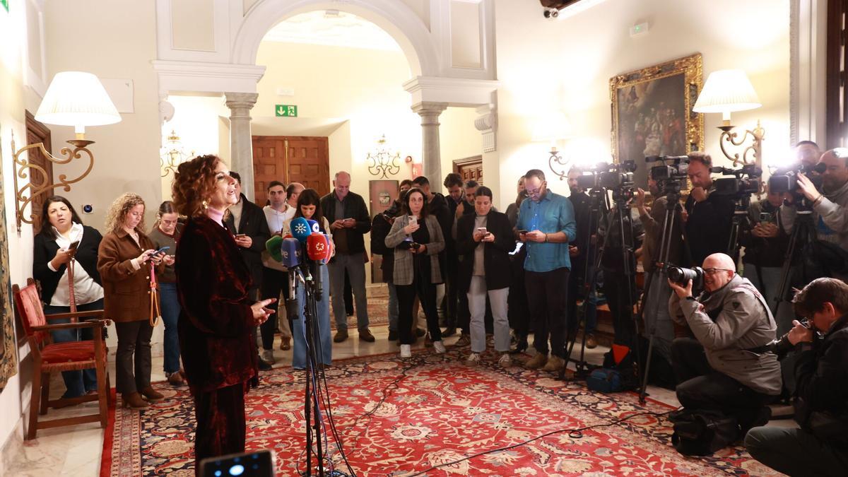 La vicepresidenta primera del Gobierno y ministra de Hacienda, María Jesús Montero, durante la atención a los medios este viernes.