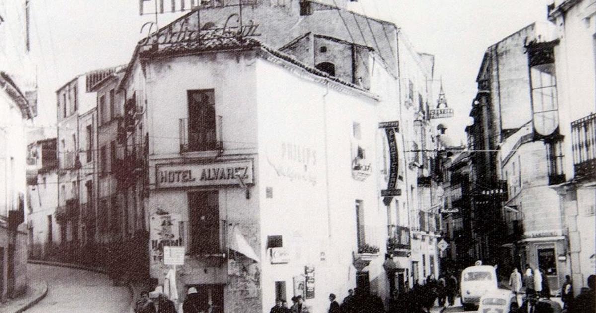 Cruce de la calle Parras y San Antón. Al fondo, San Pedro, donde estuvo el convento.