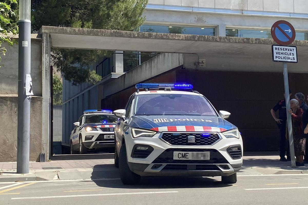 Dos vehículos de los Mossos d'Esquadra, en una imagen de archivo.