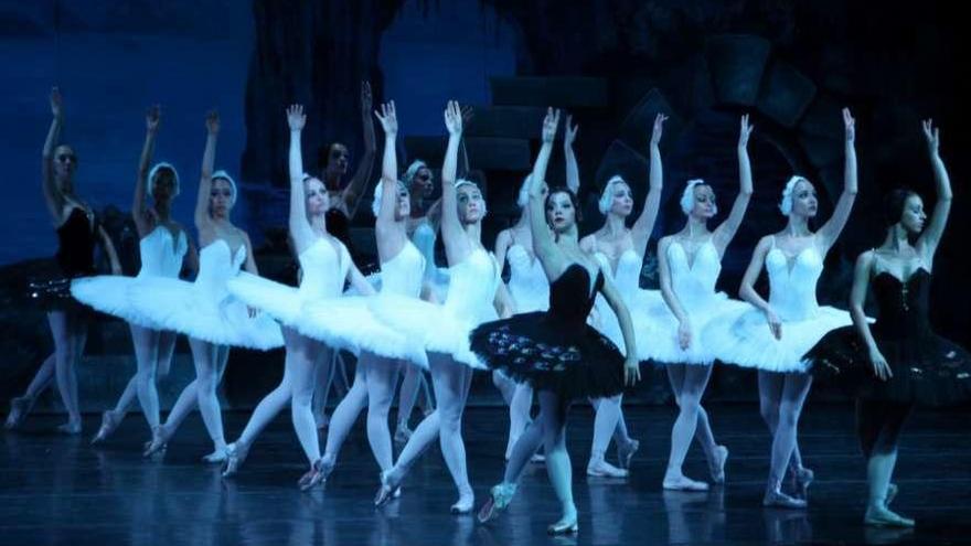 El Ballet Nacional Ruso durante la interpretación de &quot;El lago de los cisnes&quot;. // FdV