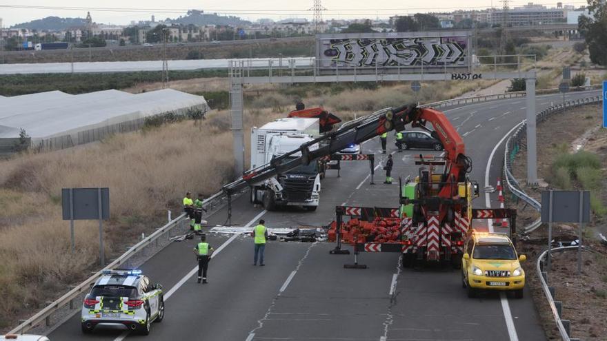 Cortada la AP-7 a su paso por Sagunt por el vuelco de un camión