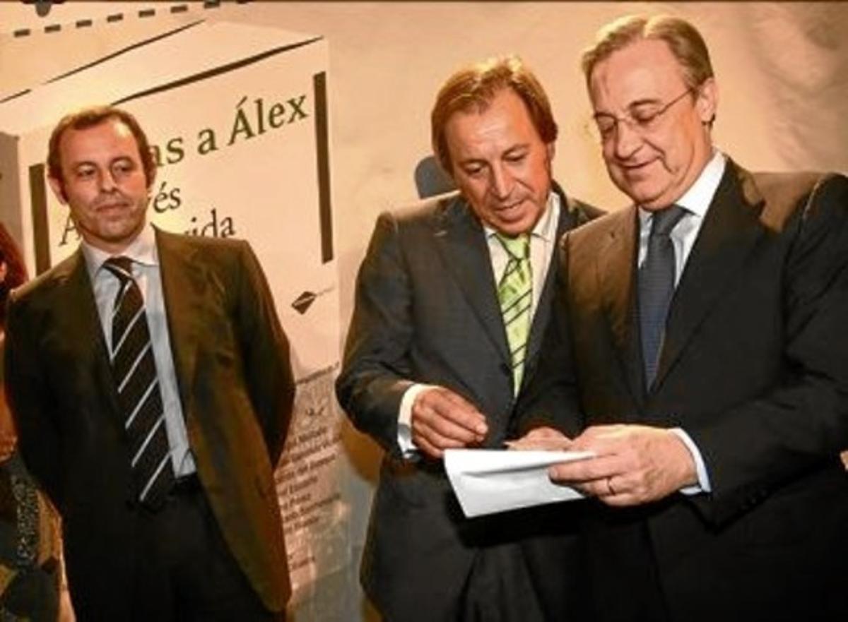 Sandro Rosell, Gabriel Masfurroll y Florentino Pérez, en una antigua visita al Instituto Dexeus.